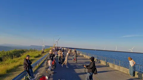 ลมหนาวแรกโคราช เขายายเที่ยงคึกคัก คนแห่ชมทุ่งกังหันลมยักษ์ พร้อมวิวพระอาทิตย์ขึ้น-ตก สุดอลังการ