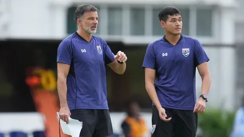 ตอบข้อสงสัยแฟนบอล ล่ามคู่ใจ เผยชัดวิธีที่ฮัดสัน ใช้รับมือปัญหารุ่นพี่-รุ่นน้อง ในแคมป์ทีมชาติไทย