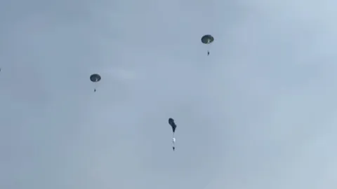 ทหารพลร่มอินโดฯ ร่มไม่กาง ร่วงกระแทกพื้นกลางโชว์กระโดดร่ม รอดตายปาฏิหาริย์