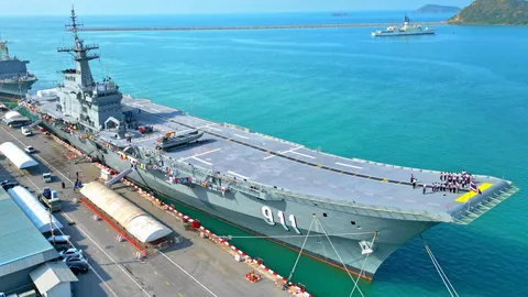 “เรือหลวงจักรีนฤเบศร” เตรียมออกช่วยน้ำท่วมใต้ ปรับเป็นฐานบิน-ครัว-รพ.ลอยน้ำได้