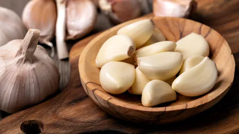 5 โรคที่ห้ามกินกระเทียม มีอะไรบ้าง เช็กสรรพคุณ และโทษควรระวังที่นี่