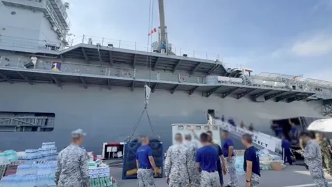 ประชาชนแห่บริจาคของขึ้น “เรือจักรีนฤเบศร” เตรียมเดินทางช่วยผู้ประสบภัยเย็นนี้