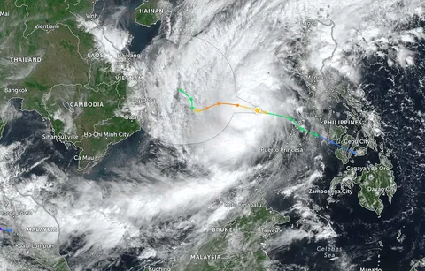 พายุโซนร้อน "โคโตะ" เข้าสู่ทะเลจีนใต้ จ่อถล่มพื้นที่น้ำท่วมซ้ำซากภาคกลางเวียดนาม