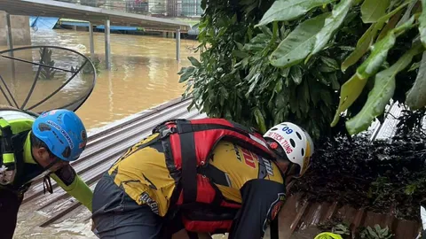 ภาพสะเทือนใจ "น้ำท่วมหาดใหญ่" ผู้ประสบภัยรอความช่วยเหลือ นอนเสียชีวิตบนหลังคา