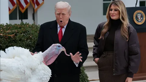 ทรัมป์ควงเมลาเนีย ทำพิธีอภัยโทษไก่งวงประจำปี เปรยอยากเปลี่ยนชื่อไก่งวง แถมเหน็บย้อนหลังถึงไบเดน