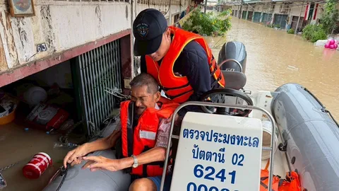 กรมประมง จัดชุดเฉพาะกิจลงพื้นที่สงขลา ช่วยอบยพ จัดส่งอาหาร-น้ำดื่ม แก่ผู้ประสบภัย