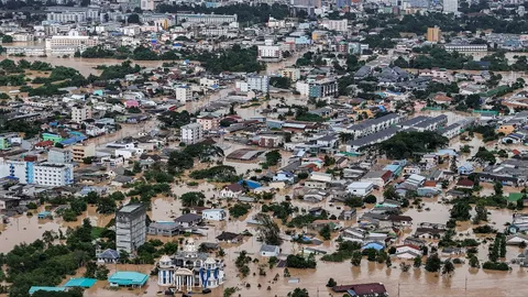 สื่อต่างชาติเผยคนไทยได้รับผลกระทบจากน้ำท่วมกว่า 2 ล้าน แต่มีคนได้อพยพเพียง 13,000 คน