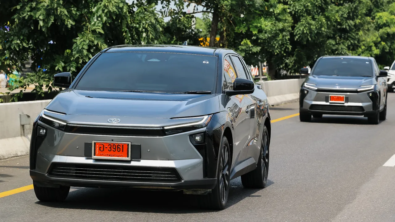 ทดสอบรถไฟฟ้า TOYOTA bZ4X 2025 นำเข้าจากญี่ปุ่น ช่วงล่างหนึบ ประกันภัยรถไม่แพง