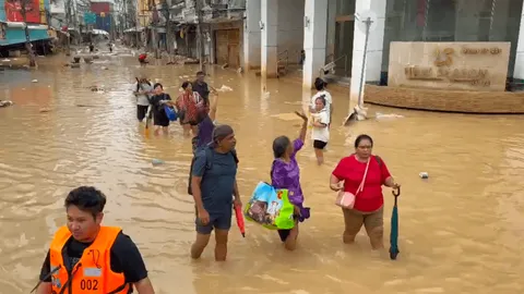 "น้ำท่วมหาดใหญ่" บริเวณเขต 8 ใกล้ตลาดตันหยง ระดับน้ำลดลง รถเล็กสัญจรผ่านได้แล้ว