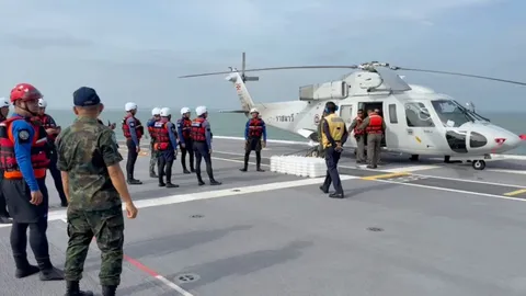 ร.ล.จักรีนฤเบศร ส่ง ฮ. นำอาหารให้ผู้ประสบภัย หน่วยซีลลุยอพยพคนติดค้าง