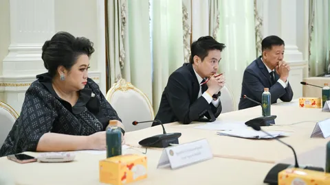 รัฐบาลระดมทุกภาคส่วนเร่งช่วยน้ำท่วม 9 จว.ใต้ ศป.กฉ. รับมอบของจากเอกชนช่วยผู้ประสบภัย