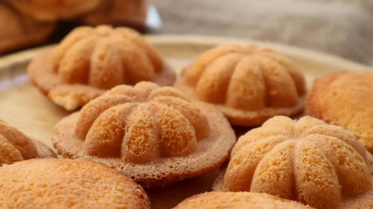 Simple Traditional Egg Cake Recipe: Soft, Moist, Fragrant, and Delicious Without Being Sticky