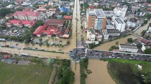 ปัตตานีวิกฤต หนักสุดในรอบ 30 ปี น้ำท่วมสูงถึงหลังคาบ้าน ในสายบุรี