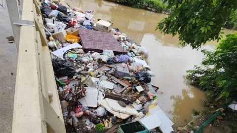 น้ำท่วมหาดใหญ่ ขยะขวางทางระบาย ปลายน้ำยังสาหัส