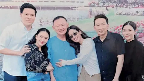 "อิ๊งค์" โพสต์ภาพ 3 พี่น้องกอดทักษิณ เข้าเยี่ยมใกล้ชิด กมธ.เมินเพื่อไทยบีบ ปัดสูตรตั้ง ส.ส.ร.