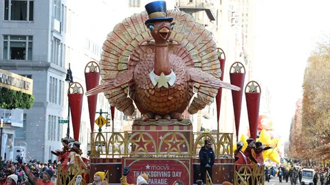 ชาวเมืองนิวยอร์ก-นักท่องเที่ยวหลายพันคน ร่วมชมลูกโป่งยักษ์ ขบวนพาเหรด “วันขอบคุณพระเจ้า”ปีที่ 99  