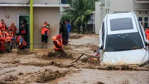 ยอดผู้เสียชีวิตจากน้ำท่วม-ดินถล่มเกาะสุมาตราพุ่ง 84 ศพ ยังสูญหายหลายสิบคน