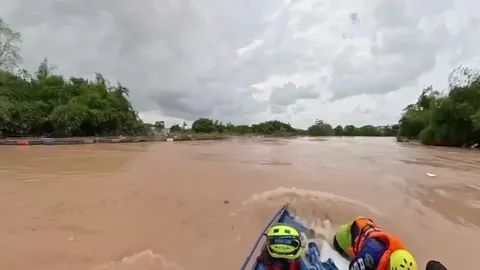 อาสากู้ภัย กลายเป็นผู้ประสบภัย เรือขนร่างผู้เสียชีวิต ถูกคลื่นซัด จมทั้งลำ