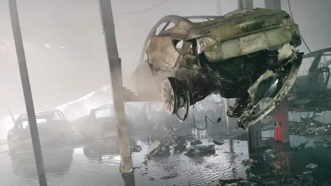 ไฟไหม้โกดังเก็บรถหรู-ซูเปอร์คาร์ ย่านนนทบุรี วอด 50 คัน เสียหาย 190 ล้านบาท