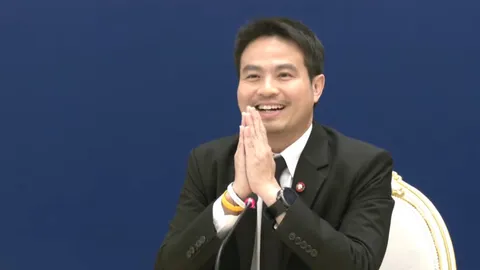 “ภราดร” ยกมือไหว้ขอโทษสื่อ ปมปิดไมค์-ลุกหนี แจงอยากให้ความสำคัญเรื่องข้อมูลน้ำท่วม