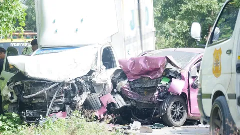 กระบะตู้ทึบพุ่งข้ามเลนชนระเนระนาด 2 ผอ.โรงเรียนใน จ.นครสวรรค์ ดับสลด