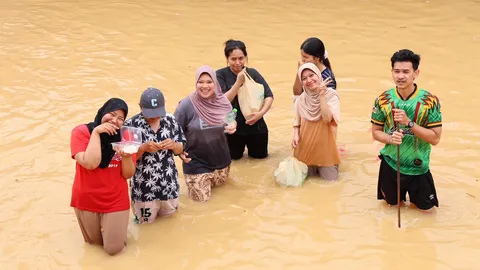 ทุกค่ายมือถือช่วยเน็ต-โทรฟรี กรมการค้าภายในยันสินค้าพื้นที่น้ำท่วมไม่ขาดแคลน 