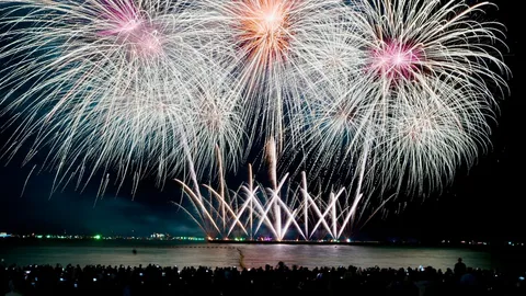 งานพลุพัทยา 2568 สุดยิ่งใหญ่อลังการ นักท่องเที่ยวเรือนแสนแห่ชมพลุแน่นชายหาด