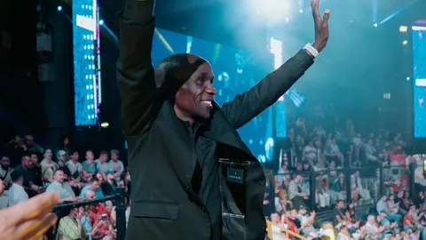 เซอร์ไพรส์ !!! นักกีฬาระดับโลก โผล่เวทีราชดำเนิน เชียร์มวยไทยมันหยด