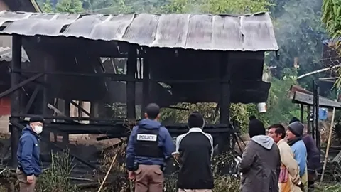 เหตุสลด ยายวัย 90 ปี จุดไฟคลายหนาว ไฟลามไหม้บ้าน คลอกเสียชีวิต