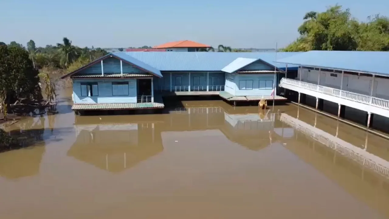 "น้ำท่วมอยุธยา" กว่า 4 เดือน กระทบแล้ว 72,440 ครัวเรือน ถนนบางจุดยังถูกตัดขาด
