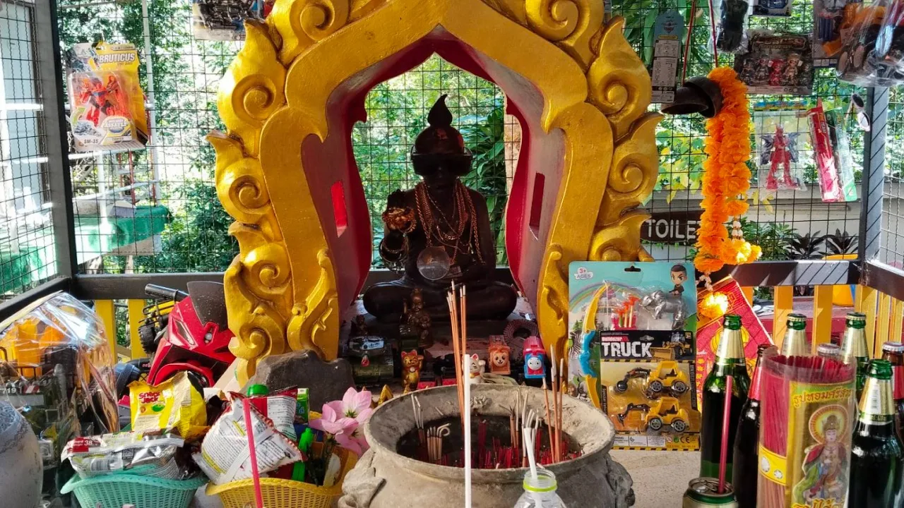 Lottery Season Approaches: Crowds Seek Luck from Kuman Khong at Khao Mai Daeng Temple, Spot Lucky Numbers for 1/12/25 Draw