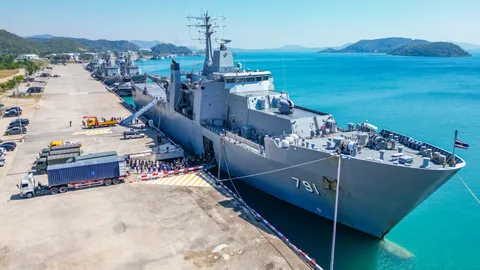 เรือหลวงอ่างทอง ลำเลียงธารน้ำใจของพี่น้องชาวไทย ส่งให้ผู้ประสบภัยน้ำท่วมใต้