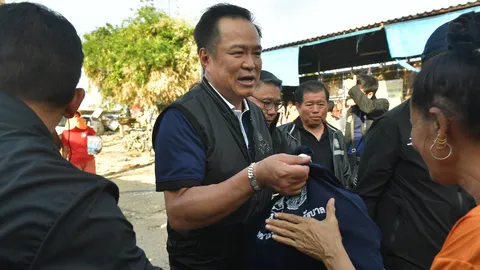 “อนุทิน” ย้ำชาวบ้านอย่าลืมลงทะเบียนรับเงินเยียวยา 9 พันบาท-“นายกแป้น” โผล่รับ