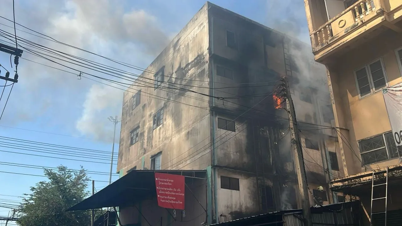 สลด ไฟไหม้อาคารพาณิชย์ 3 แม่ลูกถูกไฟคลอก กอดกันดับคากองเพลิง