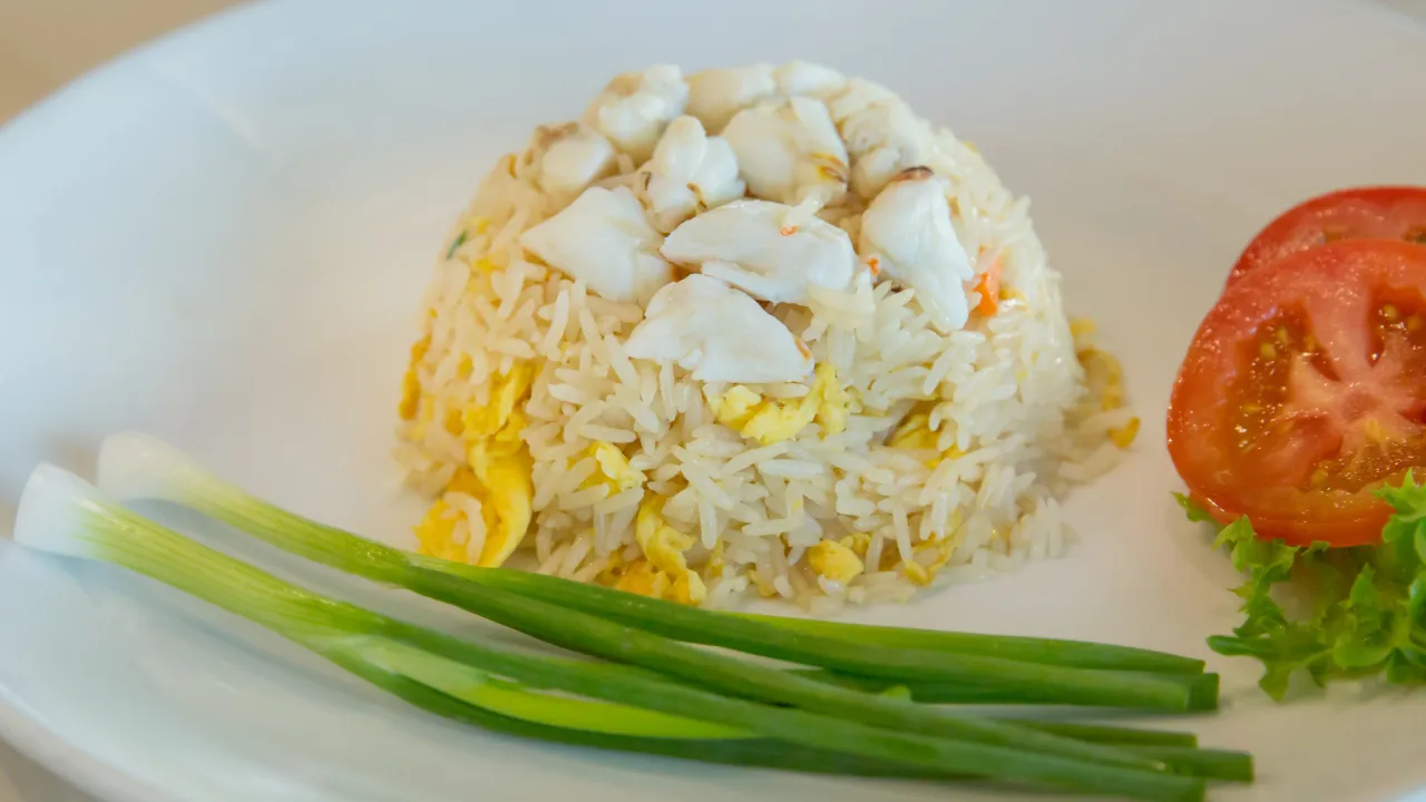 How to Make Crab Fried Rice: A Delicious Single-Dish Recipe with Non-Sticky Rice and Easy Stir-Frying
