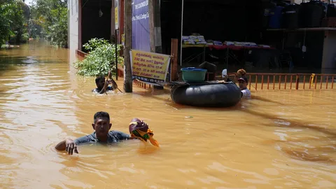 ศรีลังกาอ่วม ไซโคลนถล่ม น้ำท่วมเมืองหลวง ดับทะลุ 330 ศพ