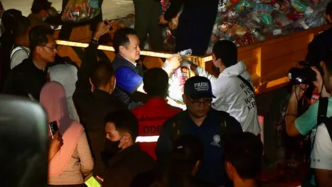 “อนุทิน” เยี่ยม รพ.หาดใหญ่ ตระเวนแจกถุงยังชีพ แหลงใต้คุยกับชาวบ้าน