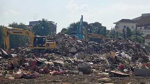 บิ๊กคลีนนิ่ง "หาดใหญ่" ขยะกองพะเนินนับหมื่นตัน ชี้ต้องใช้เวลา 1 สัปดาห์ ยังไร้น้ำประปา-ไฟฟ้า