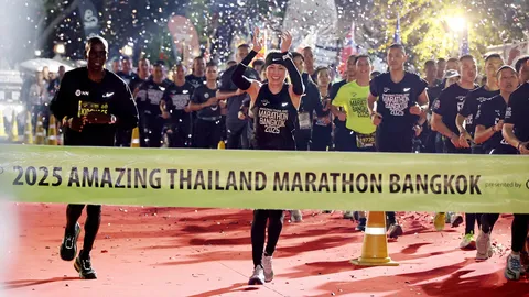 "พระราชินี" ทรงวิ่งมาราธอนแบงค็อก ร่วม "คิปโชเก" ตำนานเคนยา ทรงเข้าเส้นชัยเวลา 2.13 ชม.