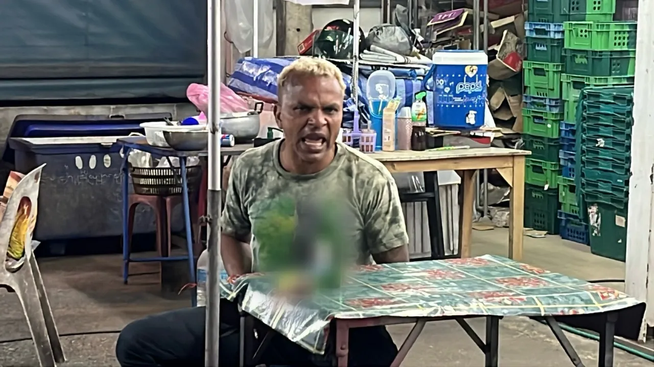 "อำนาจ รื่นเริง" เมาอาละวาดหน้าร้านสะดวกซื้อ ชาวบ้านเอือม กลัวเกิดเหตุไม่คาดฝัน (คลิป)