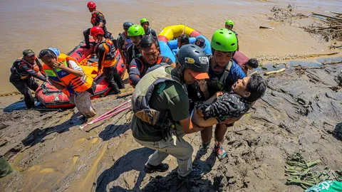 กองทัพอินโดฯ-ศรีลังกาเร่งช่วยประชาชน หลังน้ำท่วม-ดินถล่มในเอเชีย คร่าชีวิตใกล้แตะ 1,000 ศพ