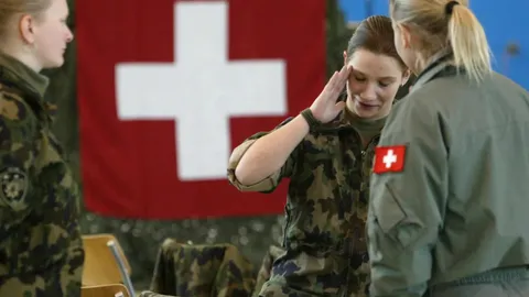 ชาวสวิสโหวตคว่ำข้อเสนอเกณฑ์ทหารหญิงภาคบังคับ-ภาษีมรดกใหม่