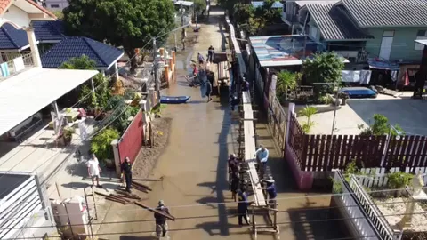 เสนายังอ่วม น้ำท่วมนาน 4 เดือนลดลงบางจุด เทศบาลเร่งรื้อสะพานไม้