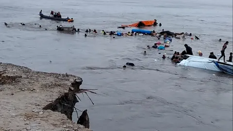 สุดสลด เรือโดยสารถูกคลื่นซัดล่มกลางแอมะซอน ดับอย่างน้อย 12 ราย เร่งหาผู้สูญหายอีกเพียบ