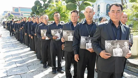 131 ช่างฝีมือสถาบันสิริกิติ์กราบสักการะพระบรมศพ