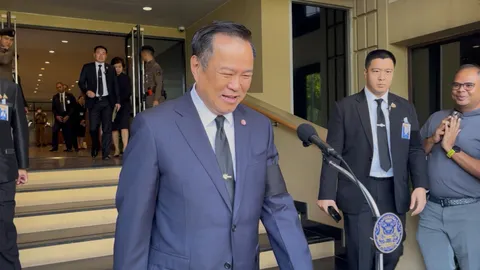 “อนุทิน” หัวเราะ ไม่ตอบ “ชาดา” ไล่ “นายกแป้น” ลาออก เซ่นน้ำท่วมหาดใหญ่