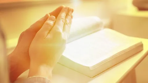 6 เคล็ดลับศักดิ์สิทธิ์ สวดมนต์อย่างไรให้เกิดปาฏิหาริย์ พลิกชีวิตได้จริง?