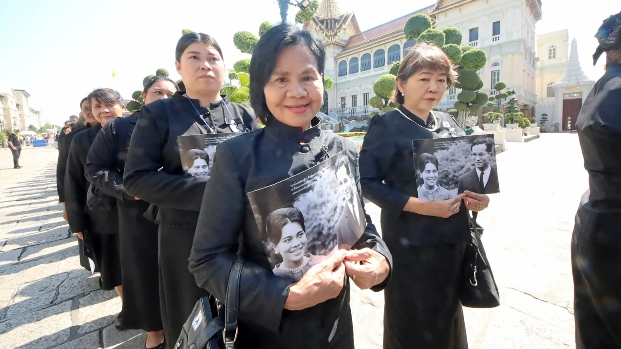 ราชสกุล-คณะบุคคล-พสกนิกร เข้ากราบสักการะพระบรมศพ