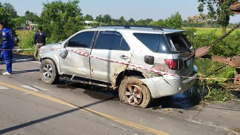 ฟอร์จูนเนอร์เสียหลักตกคลอง สลดพบผู้เสียชีวิต 9 ศพ อัดแน่นในรถ