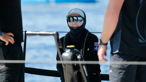 "พระราชินี" ทรงนำทีมเรือใบวายุ เข้าเส้นชัยอันดับ 1 ของเรซ 2 ภูเก็ตฯ รีกัตต้า 